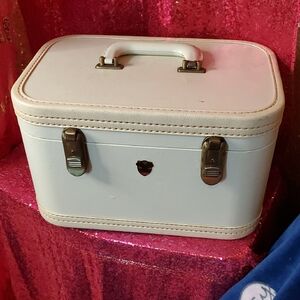 Elegant White Makeup Case